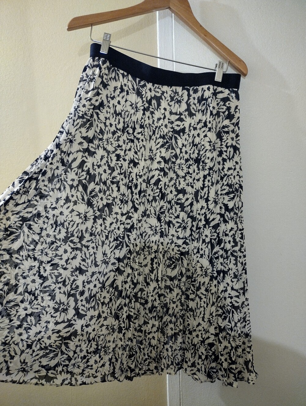 H&M Blue and White Floral Pleated Midi Skirt
